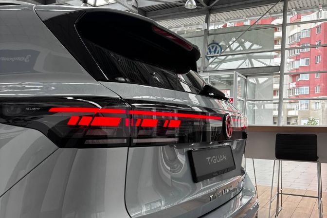 Volkswagen%20Tiguan%20R-Line+%202.0%20TSI%204Motion
