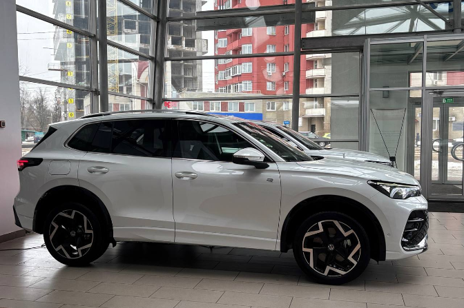 Volkswagen%20Tiguan%20R-Line+%202.0%20TSI%204Motion